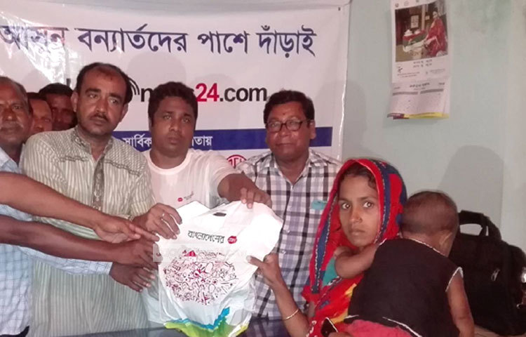 ত্রাণ সামগ্রী পেয়ে কৃতজ্ঞতা প্রকাশ করছে বন্যার্ত মানুষ।