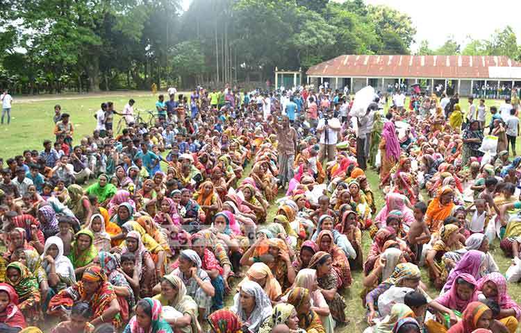 মঙ্গলবার জামালপুরের ইসলামপুর উপজেলার মলমগঞ্জ উচ্চ বিদ্যালয় মাঠে প্রায় তিন হাজার মানুষের মাঝে প্রাণের উৎপাদিত পণ্য বিতরণ করা হয়েছে। ছবি : হোসাইন ইমরাত রিমেন।