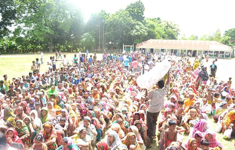 সোমবার (৮ আগস্ট) থেকে ত্রাণ সামগ্রী নিয়ে বন্যার্তদের কাছে ছুটছে জাগো নিউজ টিম। মঙ্গলবার জামালপুরের ইসলামপুর উপজেলার পাথরসী ইউনিয়নে ত্রাণ বিতরণের মধ্য দিয়ে এ কার্যক্রম শুরু হয়। ছবি : হোসাইন ইমরাত রিমেন।