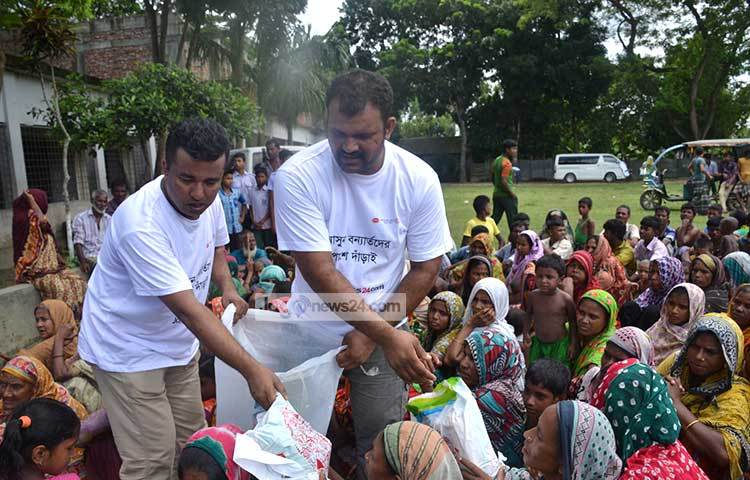 বন্যার্তদের মাঝে ত্রাণ বিতরণ করছেন জাগো নিউজের প্রধান বার্তা সম্পাদক মহিউদ্দিন সরকার। ছবি : হোসাইন ইমরাত রিমেন।