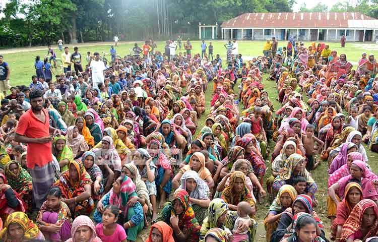 ত্রাণ সামগ্রী নিতে এসেছে অসংখ্য বন্যার্ত মানুষ। ছবি : হোসাইন ইমরাত রিমেন।