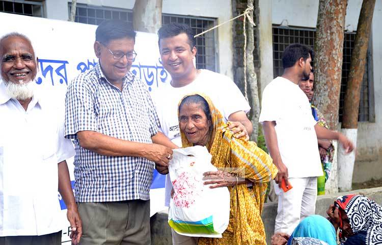 জাগো নিউজের পক্ষ থেকে দেশের ১১টি জেলার বন্যার্ত মানুষের কাছে ত্রাণসহায়তা পৌঁছে দেয়া হবে। ছবি : হোসাইন ইমরাত রিমেন।
