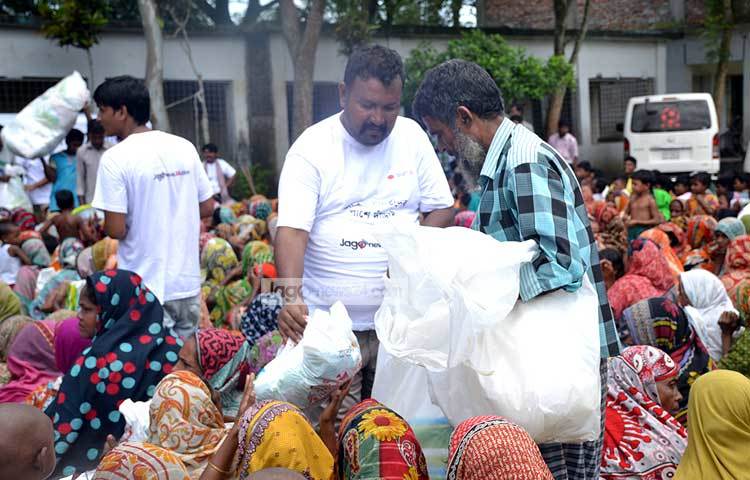 বন্যায় ক্ষতিগ্রস্ত মানুষের মাঝে ত্রাণ বিতরণ করছেন জাগো নিউজের সম্পাদক ও প্রাণ-আরএফএল গ্রুপের হেড অব মিডিয়া সুজন মাহমুদ। ছবি : হোসাইন ইমরাত রিমেন।