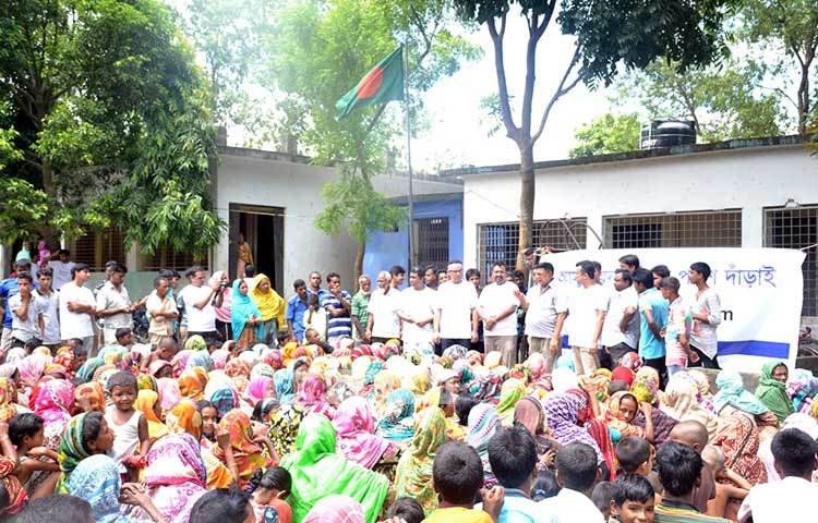 দেশের উত্তর জনপদের বন্যার্ত মানুষের মাঝে প্রাণ-আরএফএল গ্রুপের ত্রাণ সামগ্রী বিতরণ করছে অন্যতম সেরা নিউজ পোর্টাল জাগো নিউজ। ছবি : হোসাইন ইমরাত রিমেন।