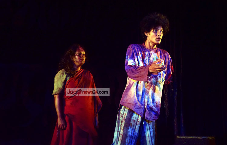 বাংলাদেশ শিল্পকলা একাডেমির স্টুডিও থিয়েটার হলে গতকাল (৩ জুন) সন্ধ্যা সাতটায় প্রদর্শিত হয়েছে দৃষ্টিপাত নাট্যদলের নতুন নাটক &lsquo;জ্বালা&rsquo;। ছবি : মাহবুব আলম।