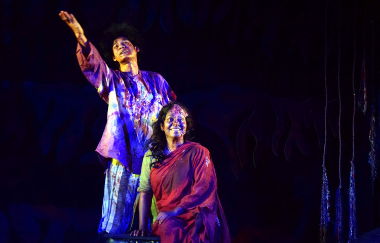 শোষক ও শোষিতের দ্বন্ধ নিয়ে নাটকের মূল গল্প। পাশাপাশি যোগ হয়েছে সাম্প্রতিক সময়ের কিছু বাস্তব চরিত্র। ছবি : মাহবুব আলম।