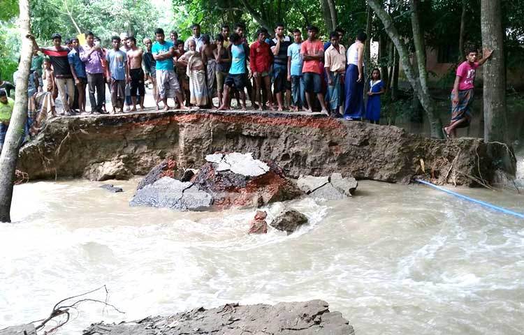 বন্যার পানিতে সরিষাবাড়ীর ফুলবাড়িয়া এলাকার প্রধান সড়ক ভেঙ্গে যাওয়ায় জামালপুর-সরিষাবাড়ী সড়কের যোগাযোগ ব্যবস্থা বিছিন্ন হয়ে পড়েছে।