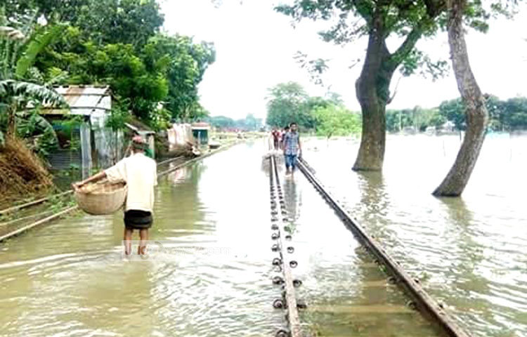 রেল লাইনে বন্যার পানি উঠে যাওয়ায় জামালপুর দেওয়ানগঞ্জের ট্রেন চলাচল বন্ধ&nbsp; রয়েছে।
