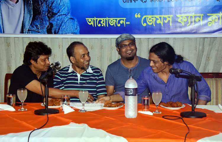গতকাল সোমবার রাজধানীর ইস্কাটনের একটি রেস্তোরাঁয় তারা সবাই একত্রিত হয়ে এই আয়োজন করেন। তবে দেশের বাইরে থাকায় ভক্তদের এই দারুণ আয়োজনে সঙ্গী হতে পারেননি জেমস। আলোকচিত্রী : মাহবুব আলম।
