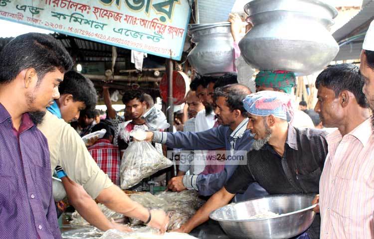 ভোর হতে না হতেই রাজধানীর যাত্রাবাড়ী মাছের বাজারে বিক্রেতা ও ক্রেতাদের সমাগমে মুখরিত হয়। সম্প্রতি এ ছবি ক্যামেরাবন্দি করেছেন আলোকচিত্রী বিপ্লব দিক্ষিৎ।