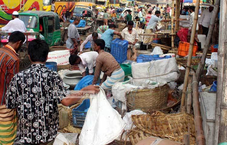 মাছ বিক্রিতে ব্যস্ত বিক্রেতারা। এখান থেকে খুচরা বিক্রেতারা পাইকারি মূল্যে মাছ কিনে নিয়ে রাজধানীর বিভিন্ন এলাকায় বিক্রি করে। ছবি : বিপ্লব দিক্ষিৎ।
