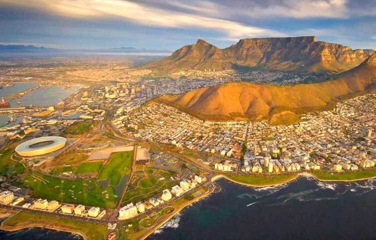 কেপটাউন : সুন্দর এই শরটি দক্ষিণ আফ্রিকায় অবস্থিত।