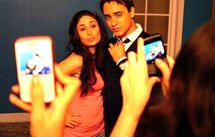 কারিনা কাপুর-ইমরান খান : তারা এক সঙ্গে ছবি তোলার সময়ে বিচিত্র ধরনের অঙ্গভঙ্গি করেন।