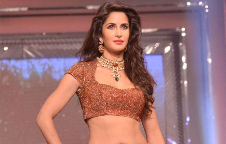 সম্প্রতি প্রেমে আঘাত পেয়েও ভাঙা মন নিয়ে ঘুরে দাঁড়িয়েছেন ক্যাটরিনা কাইফ। শিগগিরই তার অভিনীত ছবি মুক্তি পেতে যাচ্ছে।