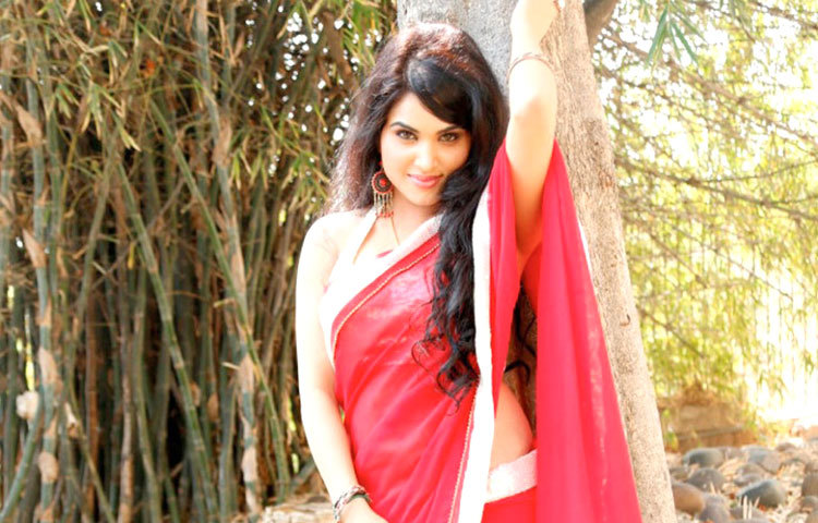 মডেলিং দিয়ে কাব্যের অভিনয় ভুবনে অভিষেক ঘটে।