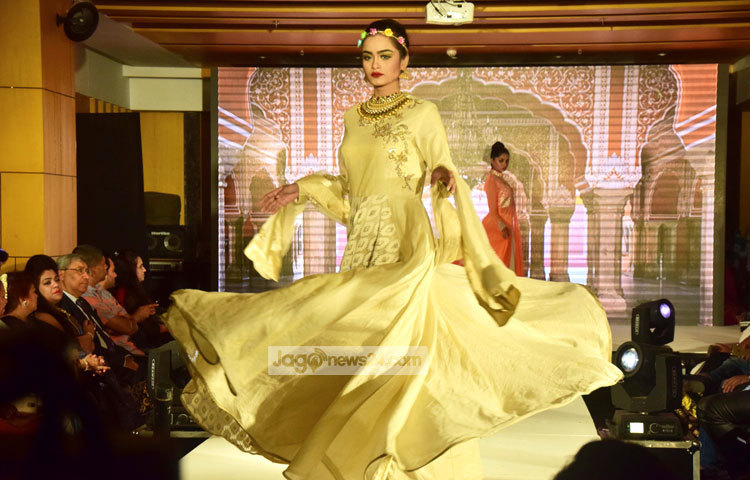 বাহারী পোষাকে মডেলদের নান্দনিক উপস্থাপনা আগত দর্শকদের মুগ্ধ করেছে। ছবি : মাহবুব আলম।