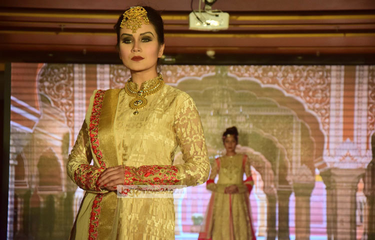 কলকাতা ফ্যাশন এক্সপোতে গতকাল রাতে দেশের প্রথম সারির র&zwnj;্যাম্প মডেলরা অংশগ্রহণ করেন। ছবি : মাহবুব আলম।