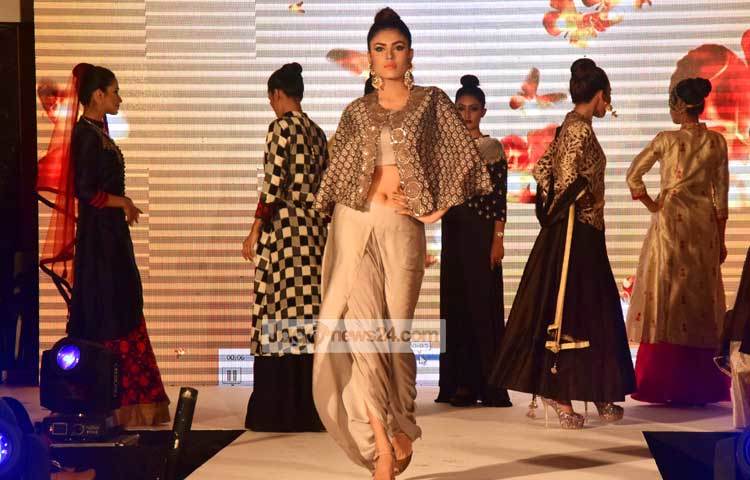 ফ্যাশন শোতে একে একে দর্শকদের সামনে হাজির হন তারিনা, অর্পিতা আলম, তানিয়া সাহা, শ্রাবস্তী দাশ, রুহানী, শুভ, অর্ণব, রাতুল প্রমুখ। ছবি : মাহবুব আলম।