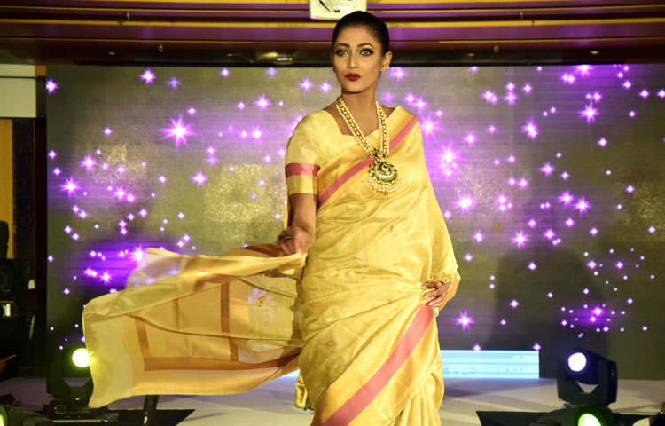 শাড়িতে ভালোই মানিয়ে এ মডেলকে। বর্তমানে অনেক তরুণীই শখ করে শাড়ি পরছেন। ছবি : মাহবুব আলম।