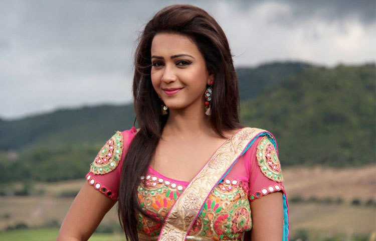 মডেলিং দিয়েই কোশানী তার ক্যারিয়ার শুরু করেন। মাত্র ২৪ বছর বয়সী এই অভিনেত্রী ২০১৫ সালে পিসি চন্দ্র গোল্ডলাইট ডিভা খেতাবও লাভ করেছেন।