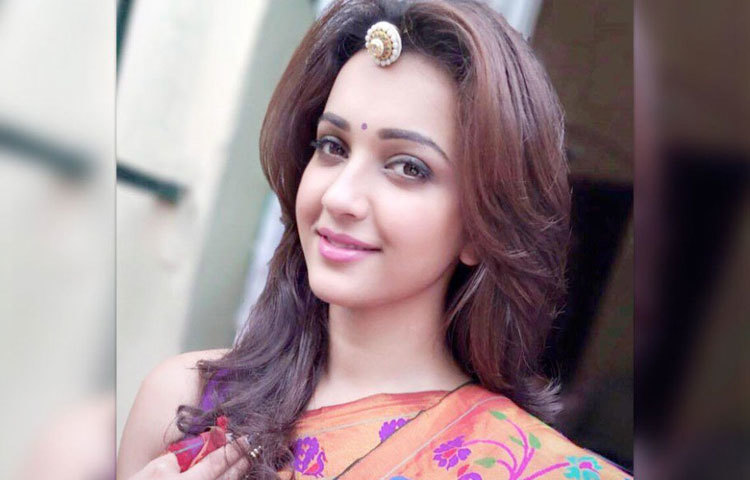 প্রকৃতির মাঝে হারিয়ে যেতে কৌশানী খুবই পছন্দ করেন। তাই বনবনানী দেখতে দীর্ঘ ভ্রমণের বের হন।