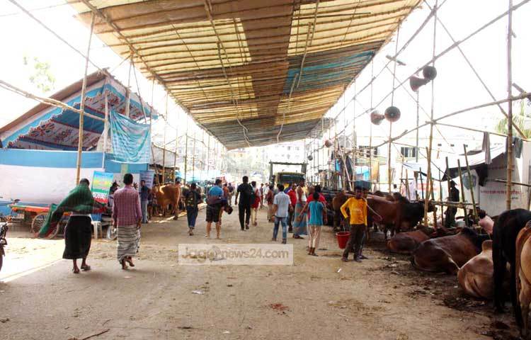 রাজধানীতে পশুর হাটকে কেন্দ্র করে আইন-শৃঙ্খলা রক্ষাকারী বাহিনী বিশেষ নিরাপত্তা ব্যবস্থা গ্রহণ করেছে। আলোকচিত্রী : বিপ্লব দিক্ষিৎ।