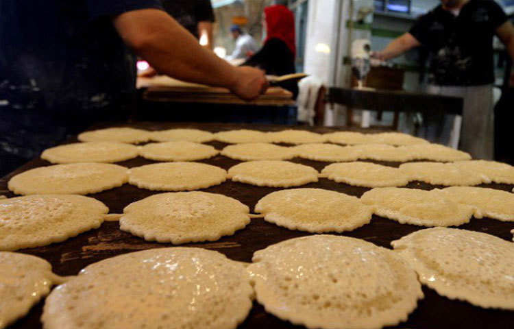 রমজানে লেবাননের জনপ্রিয় খাবার কাটায়েফ প্যানকেক। সেই কেক বানানোর প্রস্তুতি চলছে। সে দেশের মানুষ কাটায়েফ প্যানকেক দিয়ে ইফতার করতে খুবই পছন্দ করে।