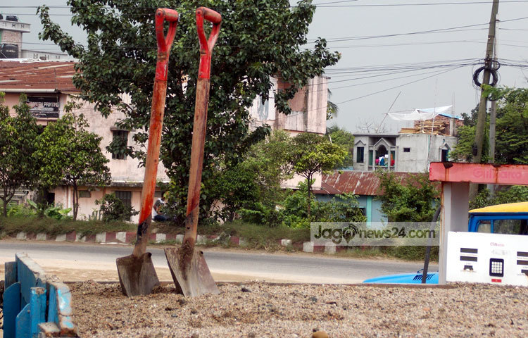 ট্রাক ছুটছে পাথর নিয়ে। গন্তব্যে পৌঁছতেই কাজে ব্যস্ত হয়ে পড়বেন শ্রমিকরা। ছবি : রবিউল ইসলাম পলাশ।