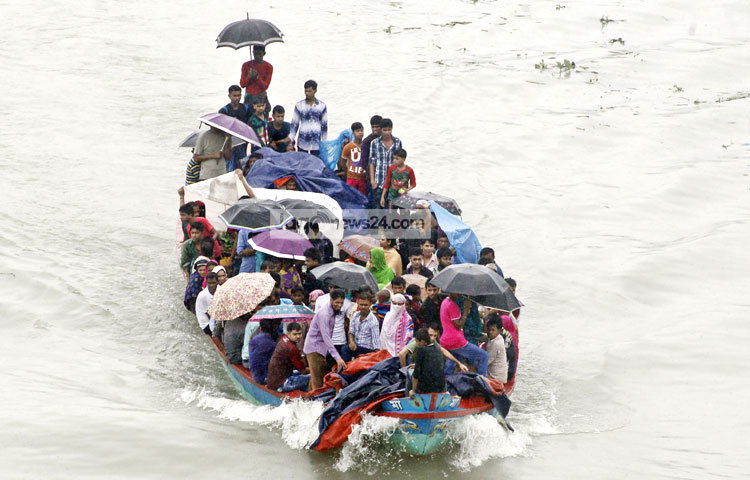 সদরঘাটে লঞ্চে উঠতে ট্রলারে আসছে মানুষ। সবার একটাই চাওয়া যে করেই হোক লঞ্চে উঠতে হবে। ছবি : বিপ্লব দিক্ষিৎ।
