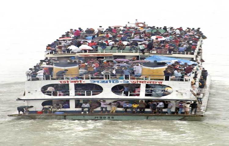 বৈরি আবহাওয়ার মধ্যে লঞ্চের ছাদে উঠেছে ঈদে ঘরমুখো যাত্রীরা। জীবনের ঝুঁকি জেনেও তারা ছাদে উঠেছে। ছবি : বিপ্লব দিক্ষিৎ।
