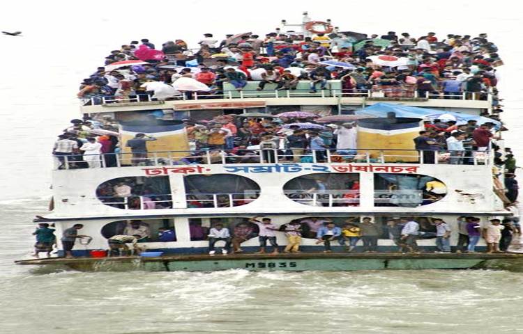নৌ বন্দর কর্তৃপক্ষ অতিরিক্তি যাত্রী তুলতে নিষেধাজ্ঞা আরোপ করলেও লঞ্চ মালিকরা তা মানছে না। ছবি : বিপ্লব দিক্ষিৎ।