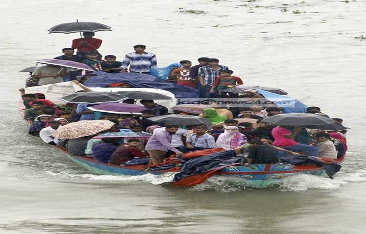 বৃষ্টি উপেক্ষা করে ট্রলার যোগে গন্তব্যের লঞ্চ ধরার জন্য ছুটছেন তারা। ছবি : বিপ্লব দিক্ষিৎ।
