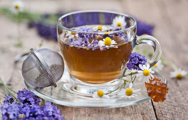 ল্যাভেন্ডার টি : ল্যাভেন্ডার ফুলের নির্যাস চায়ের সঙ্গে মিশিয়ে তৈরি হয় এই সুগন্ধী চা। হাঁপানি, ঠাণ্ডা লাগা, আলসার, ব্যাথা, শ্বাসযন্ত্রের সমস্যার উপশম করে এই চা।