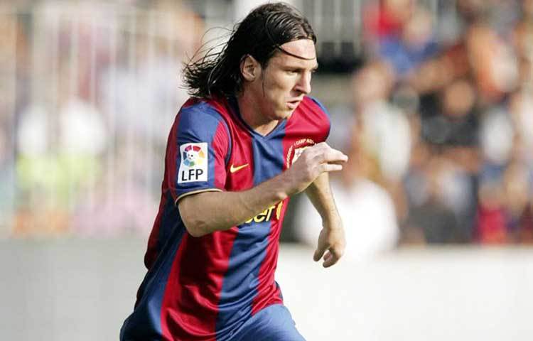 লম্বা চুলে খেলায় নিমগ্ন এই ফুটবল যাদুকর।