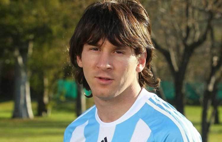 কলেজের ছাত্র থাকাকালে মেসি এই স্টাইলে চুল রেখেছিলেন।