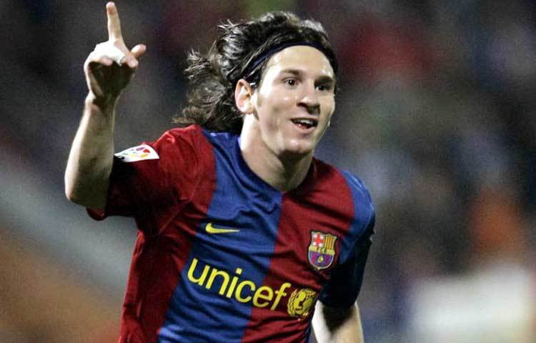 চুলে ব্যান্ডনা বেঁধেছেন মেসি। এ কারণেই বুঝি মেসির মেয়ে ভক্ত বেশি।