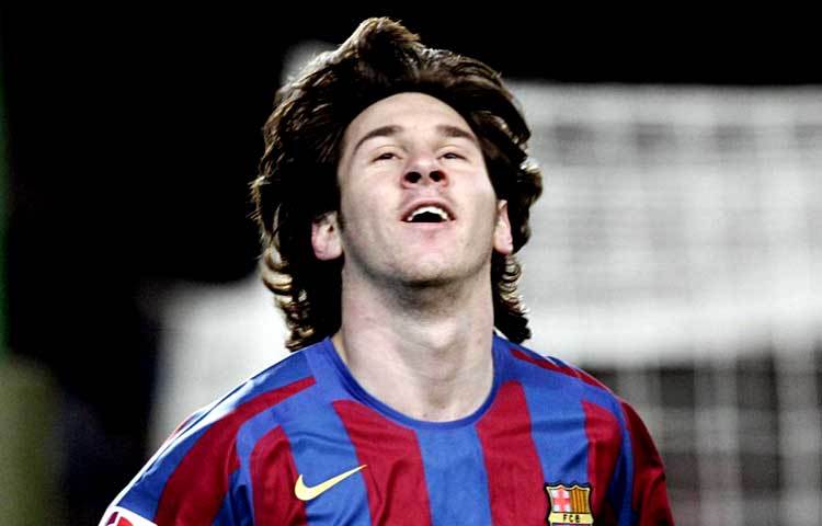 বাবরি দোলানো চুলে বুক ভরে নিঃশ্বাস নিচ্ছেন মেসি।