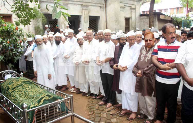 দেশের প্রথম নারী সাপ্তাহিক পত্রিকা &lsquo;বেগম&rsquo; এর সম্পাদক নূরজাহান বেগমের প্রথম জানাজা সম্পন্ন হয়েছে। ছবি : বিপ্লব দিক্ষিৎ।