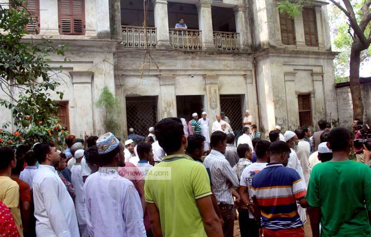 আজ (২৩ মে) সোমবার বাদ জোহর দুপুর আড়াইটায় ৩৮, শরতগুপ্ত রোড, নারিন্দার বাসভবনে অনুষ্ঠিত হয়। ছবি : বিপ্লব দিক্ষিৎ।