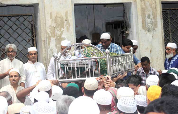 প্রথম জানাজা শেষে নূরজাহানের মরদেহ কেন্দ্রীয় শহীদ মিনারে নেওয়া হবে। ছবি : বিপ্লব দিক্ষিৎ।