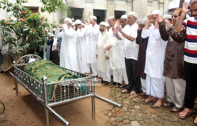 পরে বাদ মাগরিব গুলশান-১ জামে মসজিদে ২য় জানাজা শেষে রাতেই মিরপুরস্থ বুদ্ধিজীবী কবরস্থানে দাফনের কথা রয়েছে। ছবি : বিপ্লব দিক্ষিৎ।