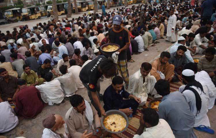 ইফতারের খাবার পরিবেশন চলছে পাকিস্তানের অন্যতম নগরী করাচিতে।