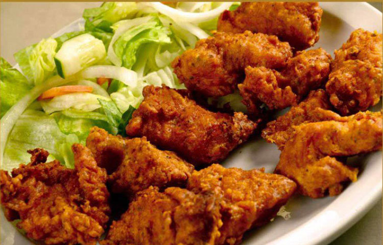 পকোড়া : চা-কফির সঙ্গে যদি জুটে যায় গরম গরম পকোড়া, তাহলে তো আর কথাই নেই। বন্ধুদের আড্ডা জমে উঠবেই।