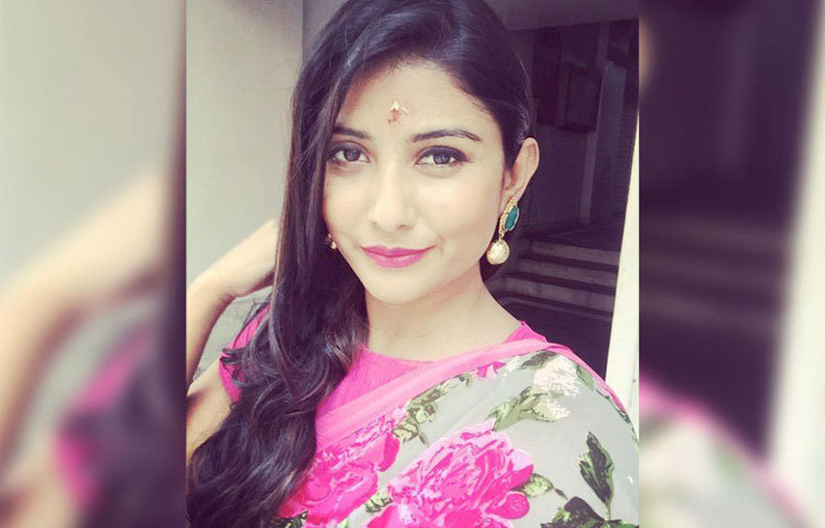 ভারতীয় সুন্দরী মডেল অভিনেত্রী পার্নো মিত্রের অভিনয় সবার প্রিয় হলেও তার ব্যক্তি জীবন সম্পর্কে অনেকেরই&nbsp; অজানা। তিনি ছোট পর্দায় অভিনয় দিয়ে বিনোদন জগতে পথচলা শুরু করেন।