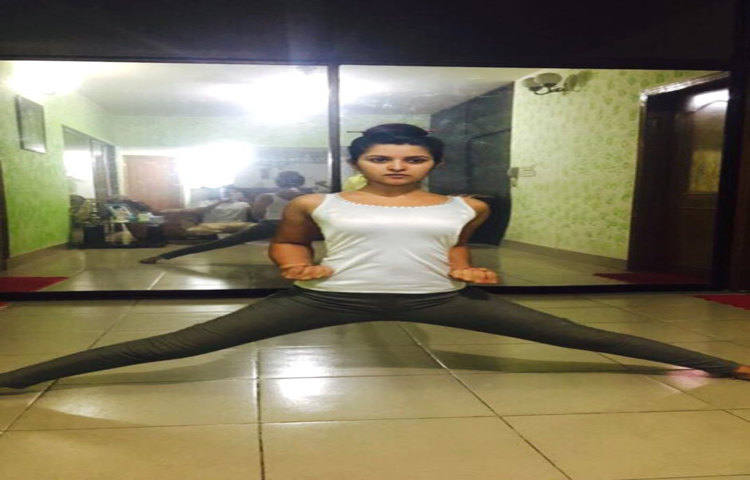 ব্যায়াম করছেন পরীমনি। ছবি : ফেসবুক।