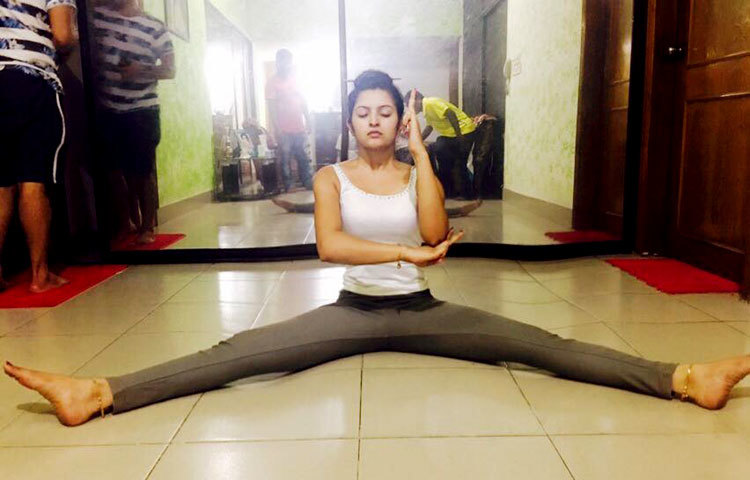 আপন মনে ব্যায়াম করছেন পরীমনি। ছবি : ফেসবুক।