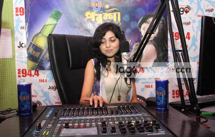 নতুন প্রজন্মের শ্রোতাপ্রিয় কণ্ঠশিল্পী সাবরিনা পড়শী এবার আরজে হিসেবে আত্মপ্রকাশ করতে যাচ্ছেন। এর আগে পড়শী অভিনয় এবং নৃত্য প্রদর্শন করে সবার প্রশংসা লাভ করেছেন।