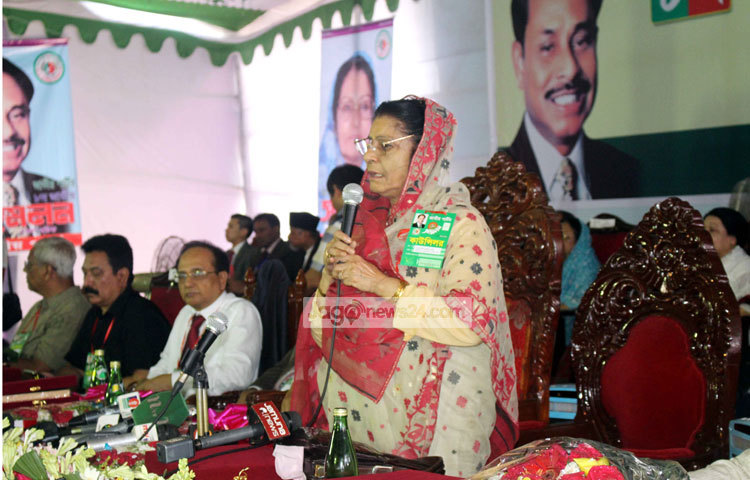 আজ রাজধানীর ইনস্টিটিউশন অব ইঞ্জিনিয়ার্স মিলনায়তন ও পাশের মাঠে অনুষ্ঠিত হয়েছে জাতীয় পার্টির অষ্টম জাতীয় সম্মেলন। ছবি : বিপ্লব দিক্ষিৎ।