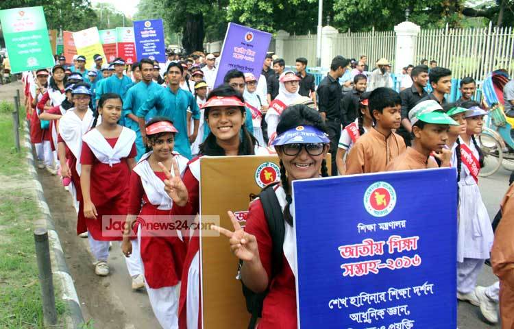 জাতীয় শিক্ষা সপ্তাহ উপলক্ষে আজ রাজধানীতে শিক্ষা মন্ত্রণালয়ের উদ্যোগে একটি বর্ণাঢ্য র&zwnj;্যালি বের করা হয়। ছবি : বিপ্লব দিক্ষিৎ।