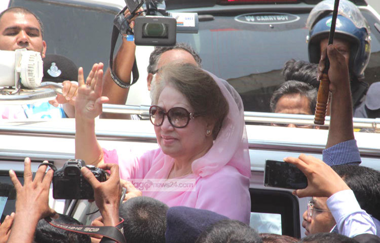 জিয়া চ্যারিটেবল ট্রাস্ট দুর্নীতি মামলায় আত্মপক্ষ সমর্থনে আজ সকাল ১১টায় বিশেষ জজ আদালতে পৌঁছান বিএনপি চেয়ারপারসন বেগম খালেদা জিয়া। ছবি : বিপ্লব দিক্ষিৎ।